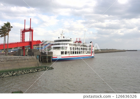 駛入熊本縣長洲港的渡輪 126636326