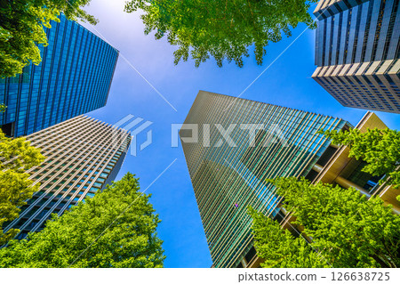 日本東京城市景觀，包括大手町廣場和 Urbannet 大手町大廈 126638725