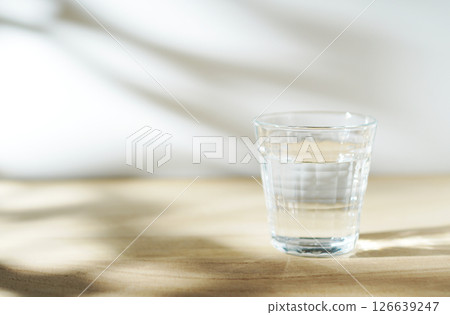 陽光下的桌上的冷水 陽光下的桌上的冷水 126639247
