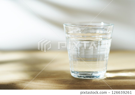 陽光下的桌上的冷水 陽光下的桌上的冷水 126639261