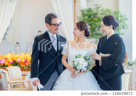 新娘與父母的婚禮 126639671