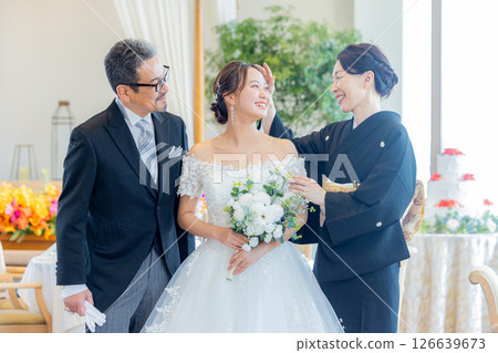新娘與父母的婚禮 126639673