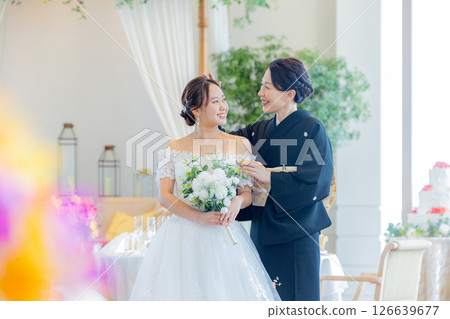 新娘與母親的婚禮形象 126639677