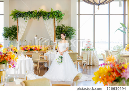 新娘在婚禮現場手捧花束 126639694