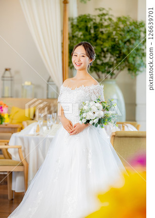 新娘在婚禮現場手捧花束 126639701