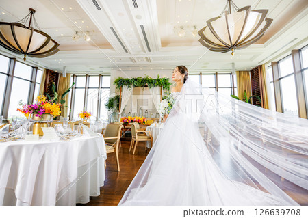 白色婚紗的新娘形象 126639708