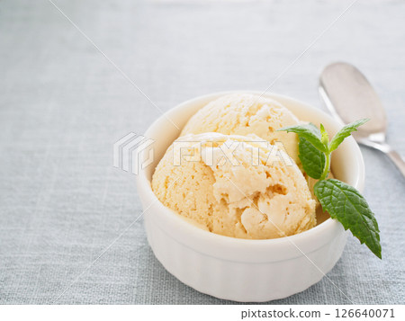 碗裝冰淇淋 碗裝冰淇淋 126640071