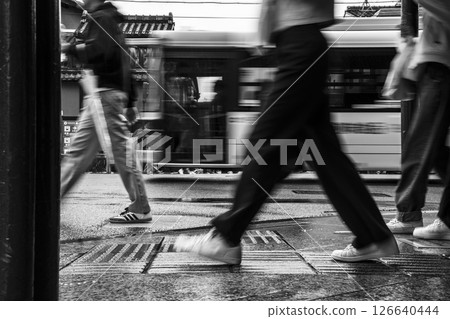 雨中行走的人們和駛離的巴士(單色) 雨中行走的人們和駛離的巴士(單色) 126640444