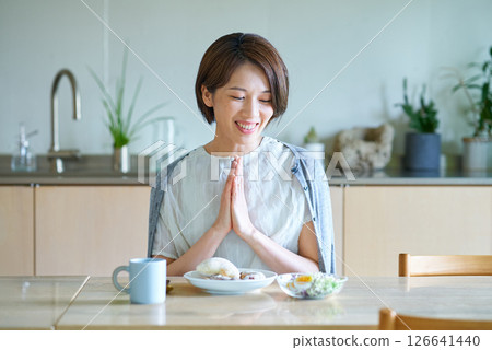 女性在房間裡吃早餐 126641440