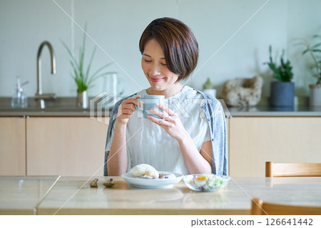 女性在房間裡吃早餐 126641442