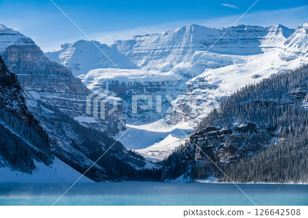 加拿大最壯觀的冬季景色之一：路易斯湖和白雪皚皚的冰川 126642508