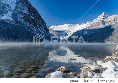 加拿大最壯觀的冬季景色之一：路易斯湖和白雪皚皚的冰川 126642509