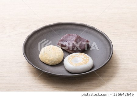 The three great rice cakes of Ise: Ise specialties Henba-mochi, Nikkenjaya-mochi, and Akafuku; Japanese rice cake sweets; local sweets; Japanese sweets of Mie Prefecture; Mochi Kaido The three great rice cakes of Ise: Ise specialties Henba-mochi, Nikkenjaya-mochi, and Akafuku; Japanese rice cake sweets; local sweets; Japanese sweets of Mie Prefecture; Mochi Kaido 126642649