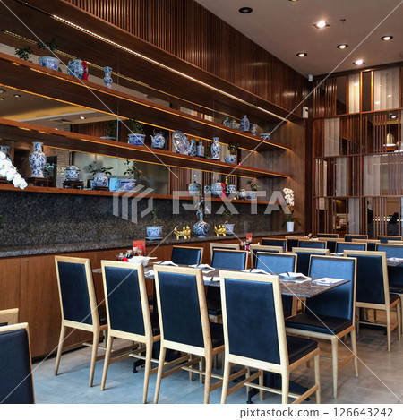 在時尚的餐廳內 126643242