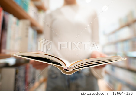 婦女的手讀書的 婦女的手讀書的 126644156