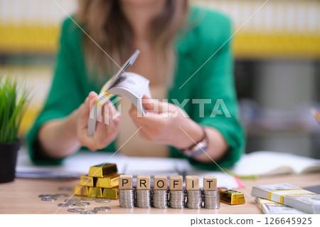 Calculating and Analyzing Profits Effectively Through Financial Records and Gold Bars 126645925