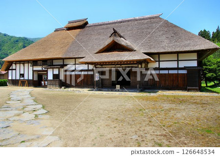 A post town lined with beautiful thatched roofs... Fresh greenery in "Ouchi-juku" 126648534