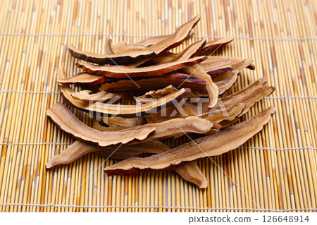 Dried sliced lingzhi mushroom or reishi mushroom Dried sliced lingzhi mushroom or reishi mushroom 126648914