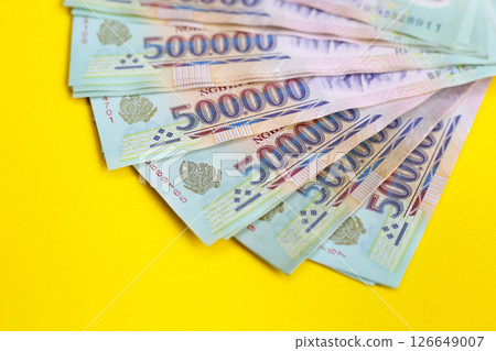 Five hundred thousand dong banknotes 126649007