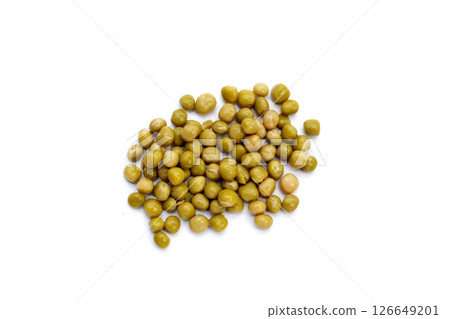 Canned green peas on white background. 126649201