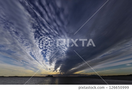 傍晚的天空,放射狀雲朵和港口,秋季,超廣角,以天空為焦點,晚上 24 點 10 分 30 分 傍晚的天空,放射狀雲朵和港口,秋季,超廣角,以天空為焦點,晚上 24 點 10 分 30 分 126650999
