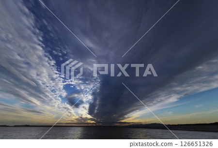 傍晚的天空,放射狀雲朵和港口,秋季,超廣角,以天空為焦點,晚上 24 點 10 分 30 分 傍晚的天空,放射狀雲朵和港口,秋季,超廣角,以天空為焦點,晚上 24 點 10 分 30 分 126651326