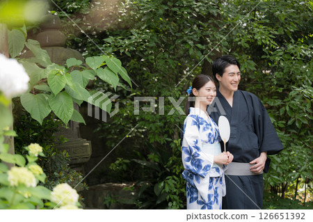Couples taking selfies in yukata with smartphones - Image of sightseeing, travel, etc. 126651392