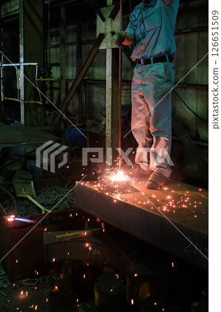 Male craftsman melting iron, local factory, processing, cutting 126651509