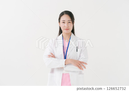 穿白大褂的女人 126652732