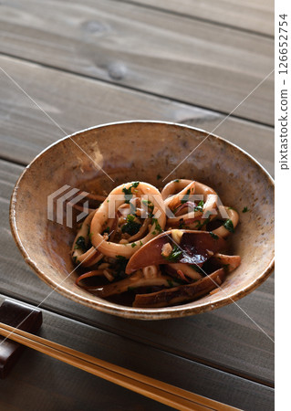 魷魚用大蒜、奶油和醬油翻炒 126652754