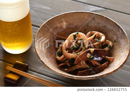 魷魚用大蒜、奶油和醬油翻炒 126652755