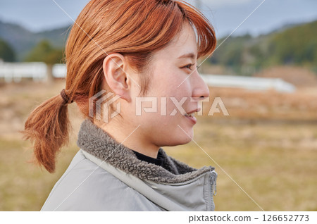 凝視遠方的自然女人 126652773