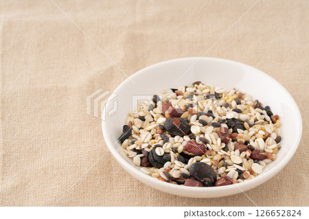 盤子裡的穀物 126652824