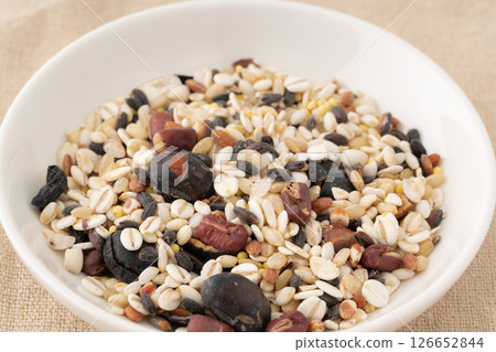 盤子裡的穀物 盤子裡的穀物 126652844