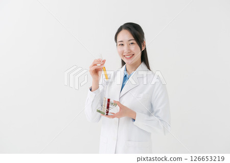 一個穿白大褂做研究的女人 一個穿白大褂做研究的女人 126653219