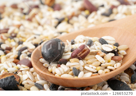 湯匙上的小米特寫 126653270