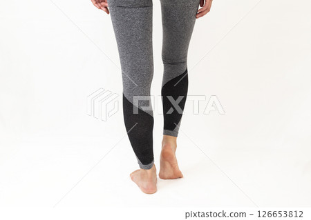 穿運動緊身褲的女人的腿 126653812