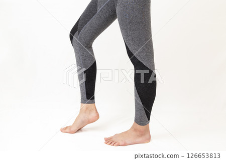 穿運動緊身褲的女人的腿 126653813