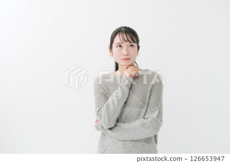一位女士做出思考的手勢 126653947