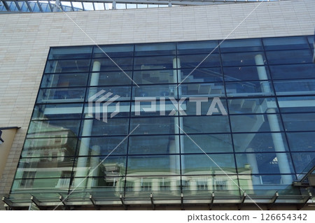 A Contemporary Reflection on the Facade of a Modern Glass Building and Its Architecture 126654342