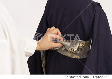 為七、五三兒童穿上正式服裝:為五歲男孩穿上正式服裝的過程 為七、五三兒童穿上正式服裝:為五歲男孩穿上正式服裝的過程 126654668