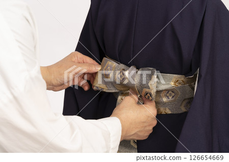 為七、五三兒童穿上正式服裝:為五歲男孩穿上正式服裝的過程 為七、五三兒童穿上正式服裝:為五歲男孩穿上正式服裝的過程 126654669