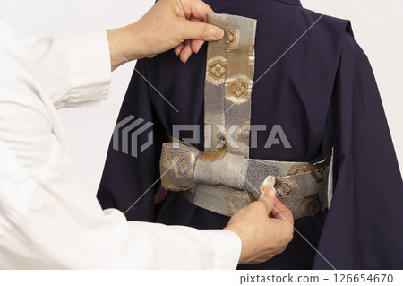 為七、五三兒童穿上正式服裝:為五歲男孩穿上正式服裝的過程 為七、五三兒童穿上正式服裝:為五歲男孩穿上正式服裝的過程 126654670