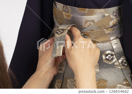 為七、五三兒童穿上正式服裝：為五歲男孩穿上正式服裝的過程 126654682