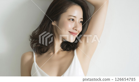 A woman in a white camisole showing her armpits, a clean and fresh summer beauty image (beauty, beauty salon, hair removal, cosmetics) 126654785