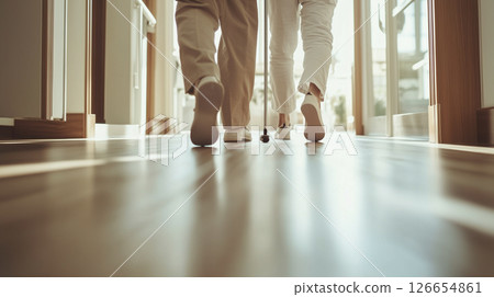老人與護理人員一起散步的雙腳,在溫暖的陽光下進行步行訓練(護理和福利) 老人與護理人員一起散步的雙腳,在溫暖的陽光下進行步行訓練(護理和福利) 126654861