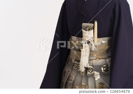 使用軀幹為孩子穿上七五三節的正式服裝 為 5 歲男孩穿上正式服裝 使用軀幹為孩子穿上七五三節的正式服裝 為 5 歲男孩穿上正式服裝 126654879