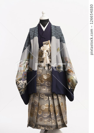 使用軀幹為孩子穿上七五三節的正式服裝 為 5 歲男孩穿上正式服裝 使用軀幹為孩子穿上七五三節的正式服裝 為 5 歲男孩穿上正式服裝 126654880