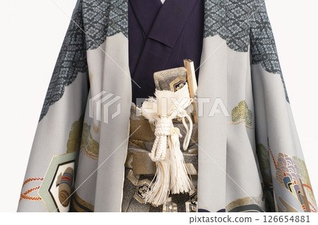 使用軀幹為孩子穿上七五三節的正式服裝 為 5 歲男孩穿上正式服裝 126654881