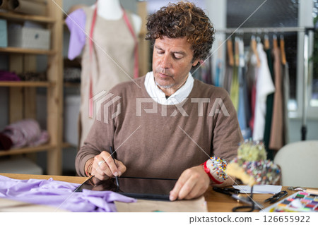 Male fashion designer drawing on tablet 126655922